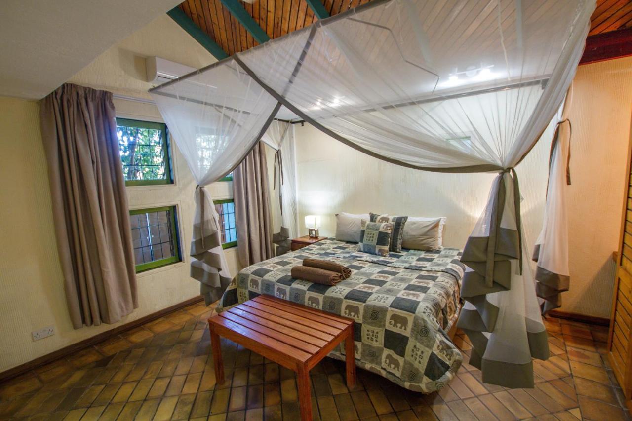 Flatdog Lodge Victoria Falls Exterior photo